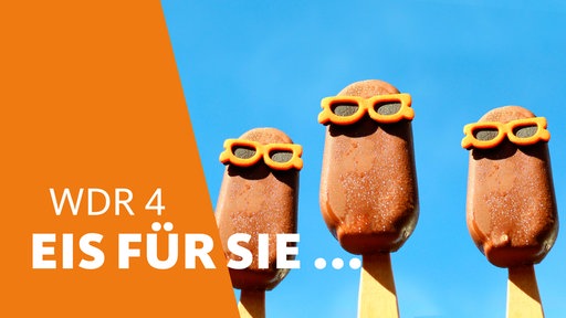 Lustiges Eis mit Sonnenbrille vor blauem Sommerhimmel