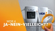 zwei Tassen mit Vor- und Rückansicht, einmal mit WDR 4 Logo, einmal mit einem schwarzen Feld mit ankreuzbaren Kästchen: Ja, Nein, Vielleicht. Davor ein weißer Stift und ein gelber Kopfhörer