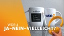 zwei Tassen mit Vor- und Rückansicht, einmal mit WDR 4 Logo, einmal mit einem schwarzen Feld mit ankreuzbaren Kästchen: Ja, Nein, Vielleicht. Davor ein weißer Stift und ein gelber Kopfhörer