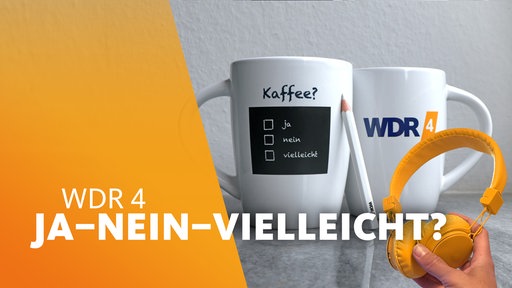 zwei Tassen mit Vor- und Rückansicht, einmal mit WDR 4 Logo, einmal mit einem schwarzen Feld mit ankreuzbaren Kästchen: Ja, Nein, Vielleicht. Davor ein weißer Stift und ein gelber Kopfhörer