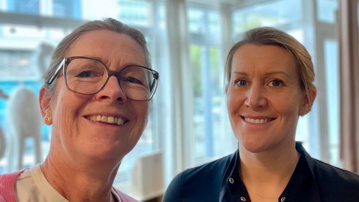 Julia Komp und Ute Schneider lächeln freundlich in die Kamera.