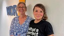 Simone Sombecki und Moderatorin Ute Schneider vor der WDR 4-Flurwand im Porträt