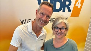 Carsten Stark und Heike Knispel vor der WDR 4-Studiowand