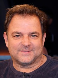 Martin Rütter (November 2024) im Porträt schaut leicht lächelnd in die Kamera