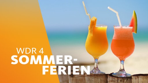 Zwei Cocktails stehen auf einem Holzpfahl, im Hintergrund weißer Strand und türkisblaues Meer