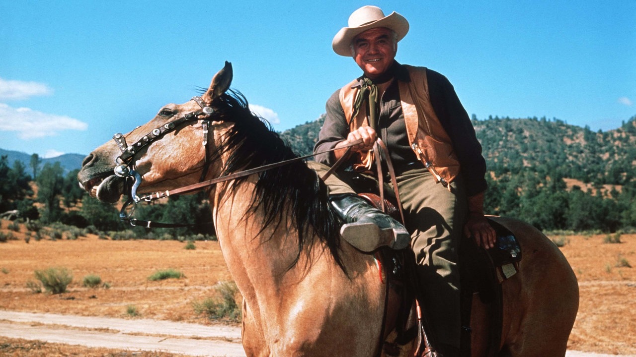 Der US-amerikanische Schauspieler Lorne Greene reitet in einer Szene der beliebten Western-Serie "Bonanza" als Familienoberhaupt "Ben Cartwright" auf einem Pferd