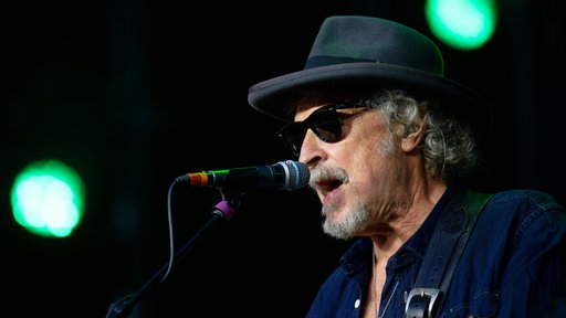 Der Musiker Wolfgang Niedecken steht bei einem Konzert der Rockgruppe BAP zum 50-jährigen Bestehen der Band im Rheinenergiestadion auf der Bühne
