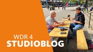 Pfarrer Lukas Werthschulte, 28 Jahre jung, sitzt mitten in der Fußgängerzone von Gelsenkirchen und hört zu, wenn Menschen einfach mal ein Gespräch suchen.