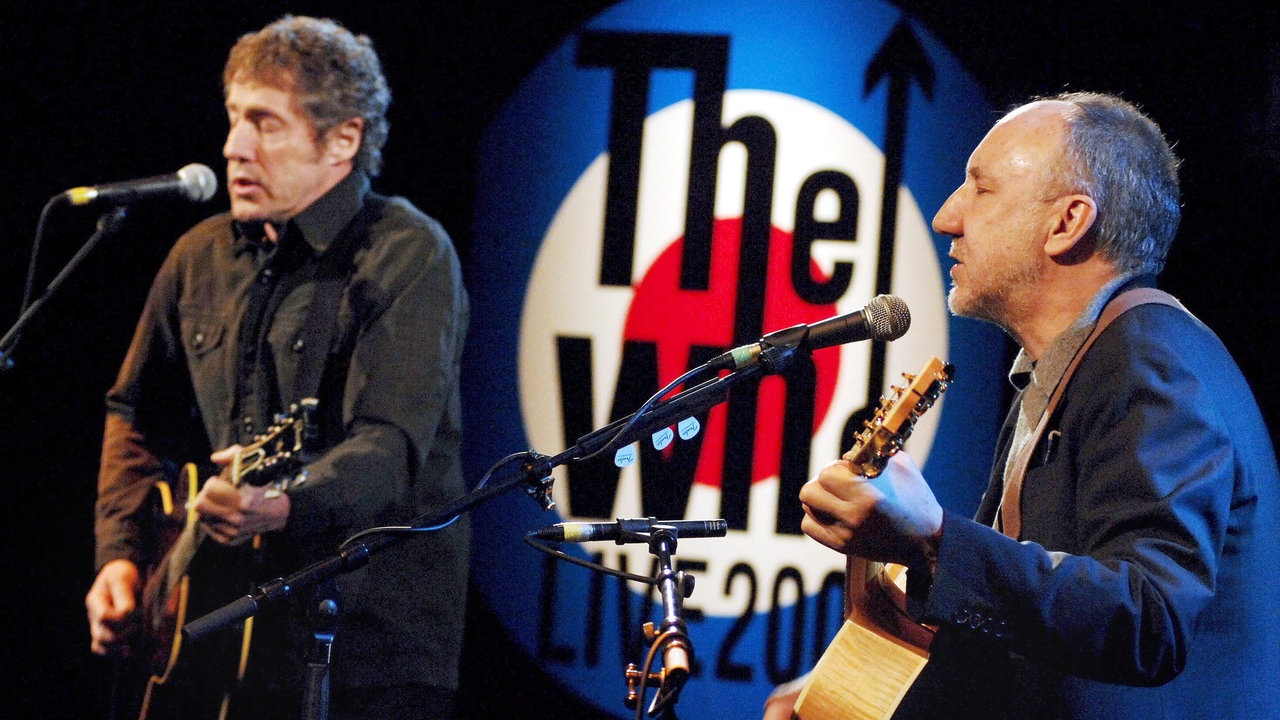 Roger Daltrey und Pete Townsend mit Gitarren auf der Bühne in London.