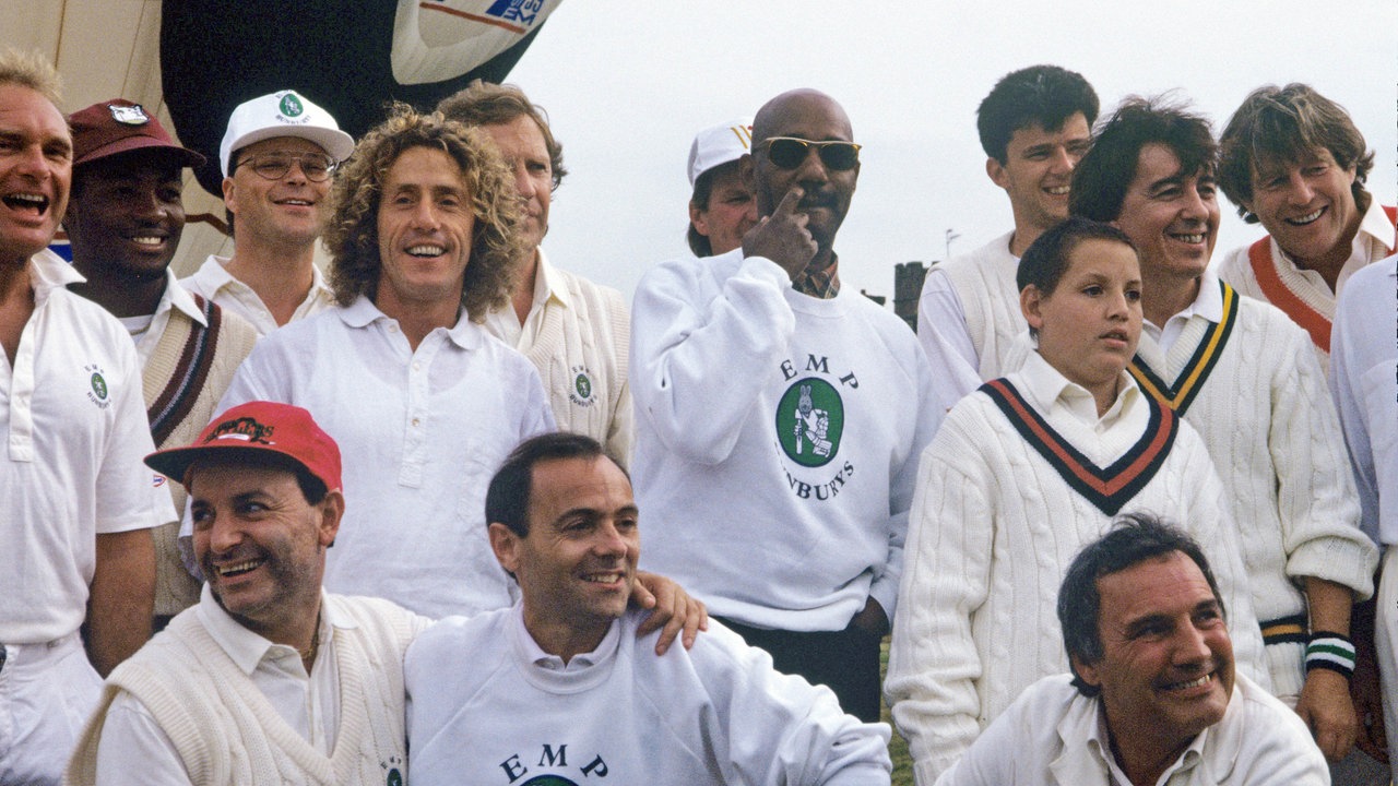 Roger Daltrey und ein Cricket-Team aus anderen Prominenten.