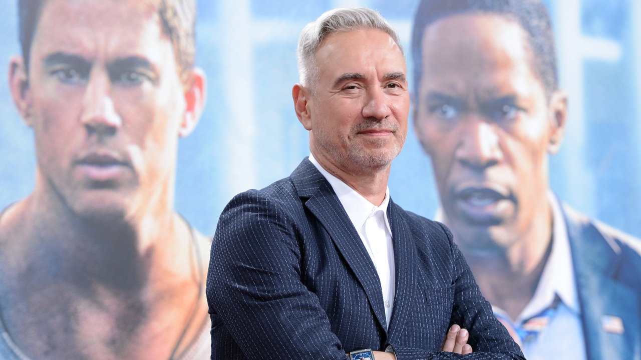 Roland Emmerich bei der Premiere von "White House Down" (Channing Tatum und Jamie Foxx im Hintergrund auf einem Plakat)
