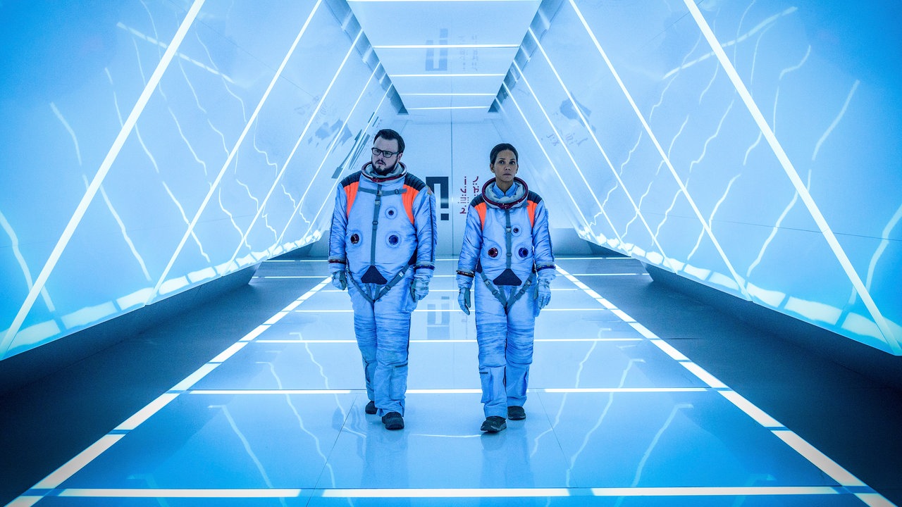 K.C. Houseman (John Bradley) und NASA-Offizierin Jocinda Fowler (Halle Berry) in einer Szene des Films "Moonfall"