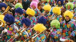 Eine Musikgruppe im Rosenmontagszug durch die Kölner Innenstadt 