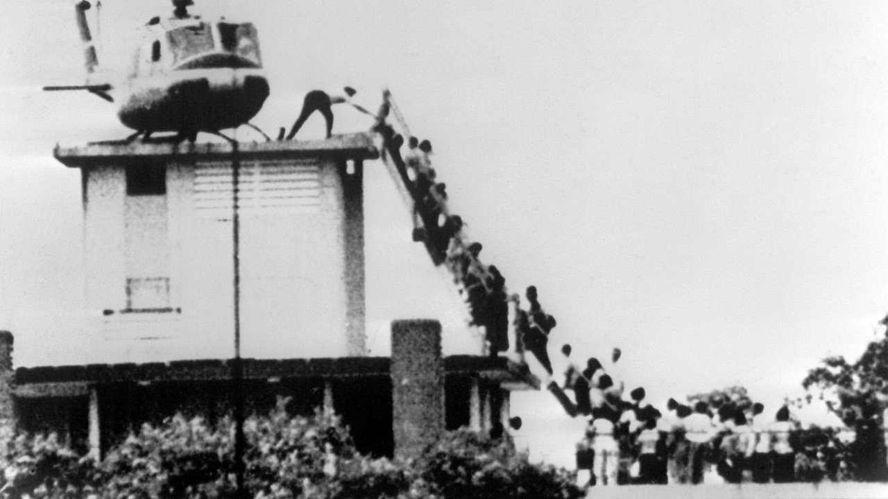 Kurz vor Kriegsende: Hubschrauber nimmt Flüchtende aus Saigon mit