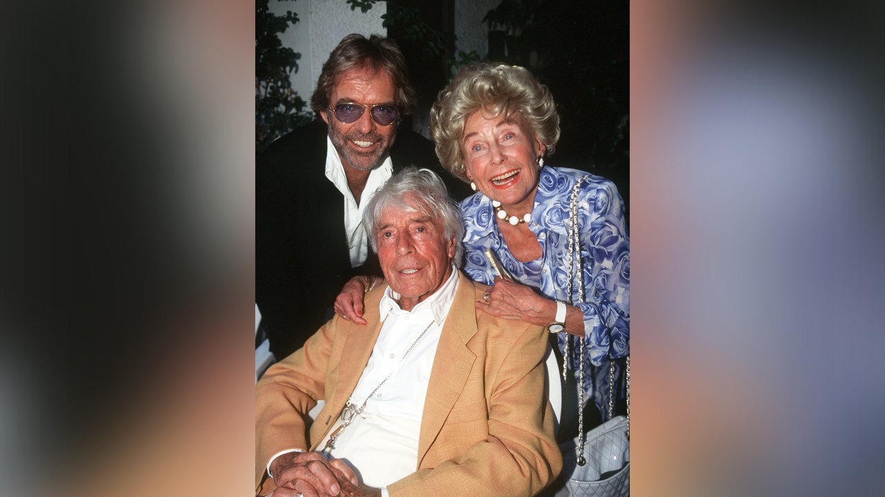 Thomas Fritsch mit Carola Höhn und Johannes Heesters lächeln in die Kamera