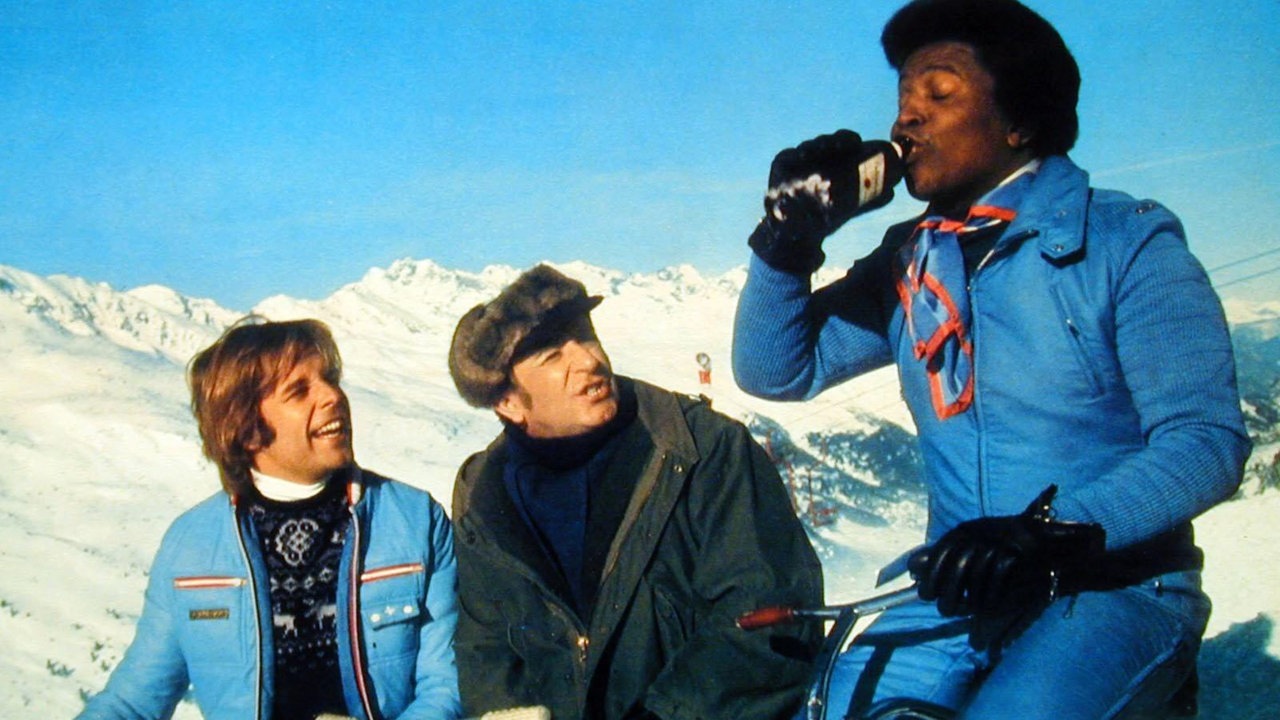 Thomas Fritsch, Klaus Schwarzkopf und Roberto Blanco trinken etwas vor einer alpinen Kulisse