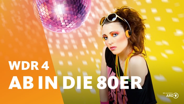 Eine im Stil der 80er Jahre gekleidete Frau mit Sonnenbrille, wilden Haaren, Kette, Schweißband und Kopfhörer schaut in die Kamera. Im Hintergrund dreht sich eine Discokugel