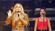 Anastacia winkt