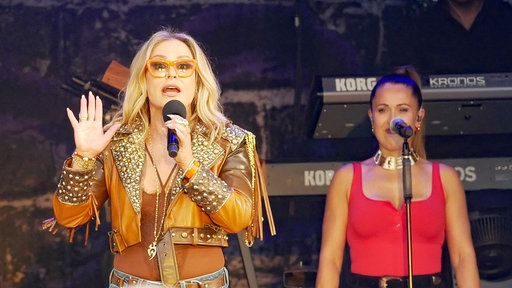 Anastacia winkt
