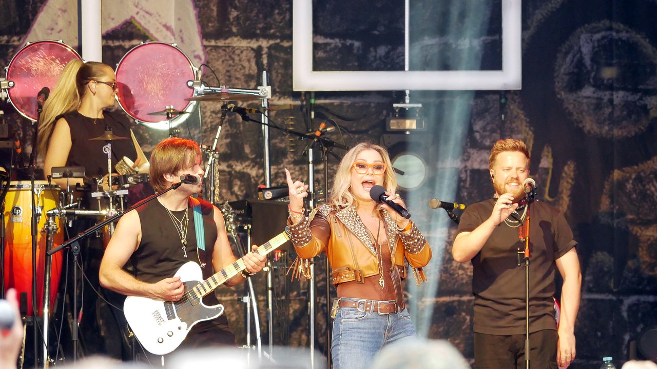 Anastacia und Band auf Bühne