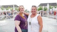 Zwei Frauen vor dem Konzert