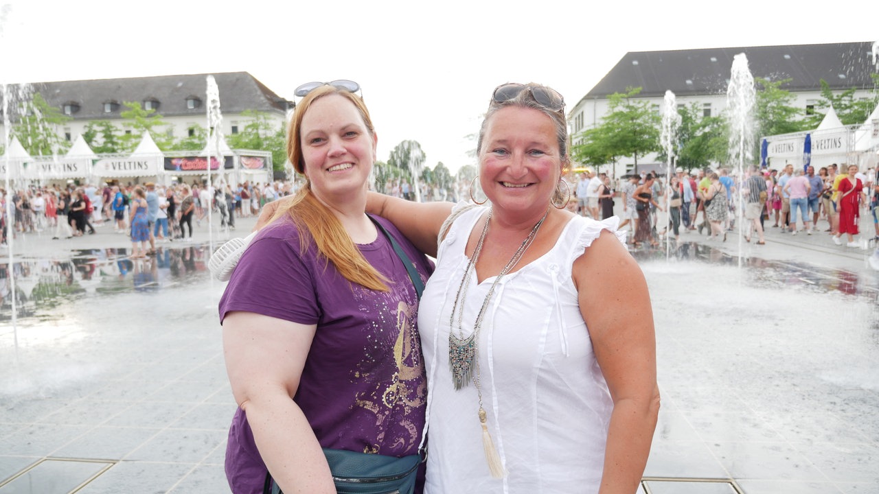 Zwei Frauen vor dem Konzert
