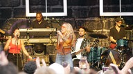 Anastacia und Band auf Bühne