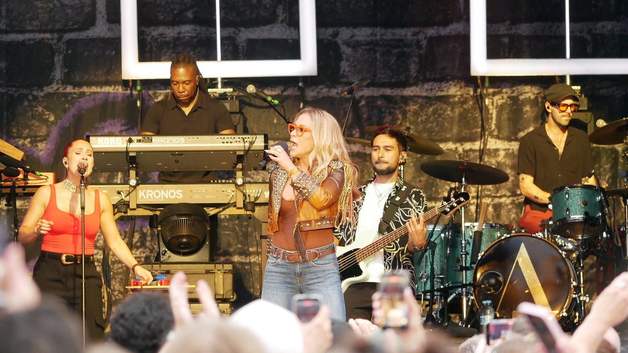 Anastacia und Band auf Bühne