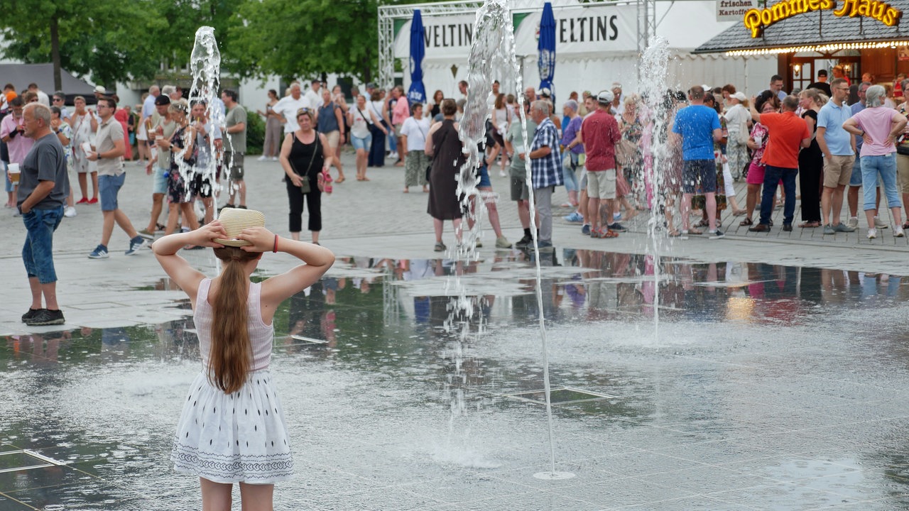 Mädchen vor Springbrunnen