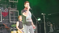Sänger der Band Acrobat