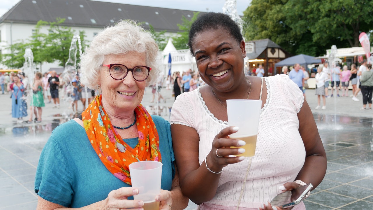 Zwei Frauen mit Trinkbechern