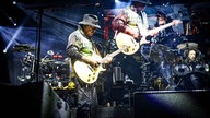 Gitarrist Carlos Santana spielt gefühlvoll seine Gitarre in Köln