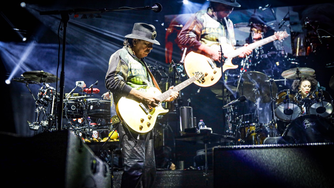Gitarrist Carlos Santana spielt gefühlvoll seine Gitarre in Köln