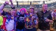 Verkleidete Fans bei der 80er Party auf Schalke