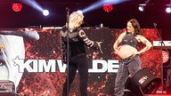 Kim Wilde singt mit ihrer schwangeren Nichte Scarlett Wilde