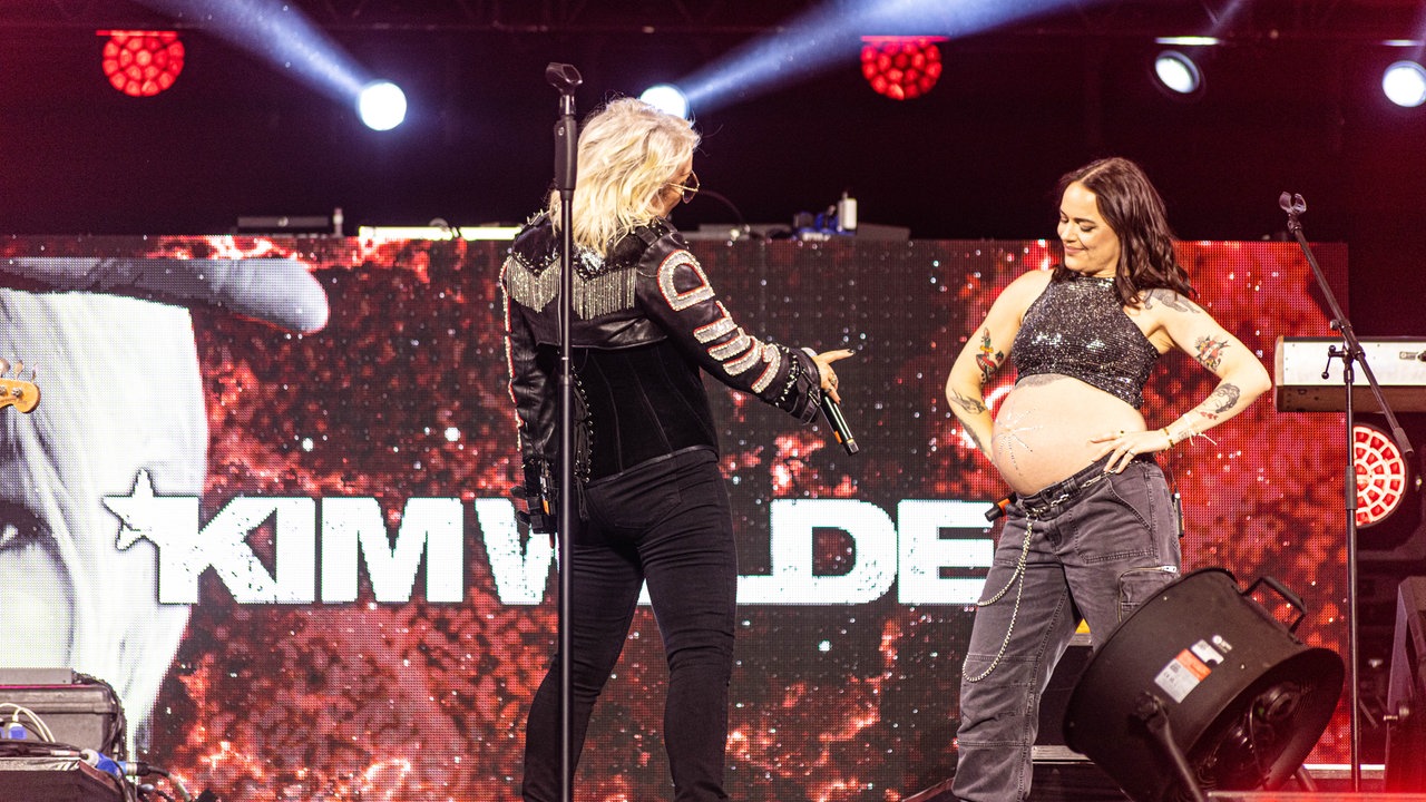 Kim Wilde singt mit ihrer schwangeren Nichte Scarlett Wilde