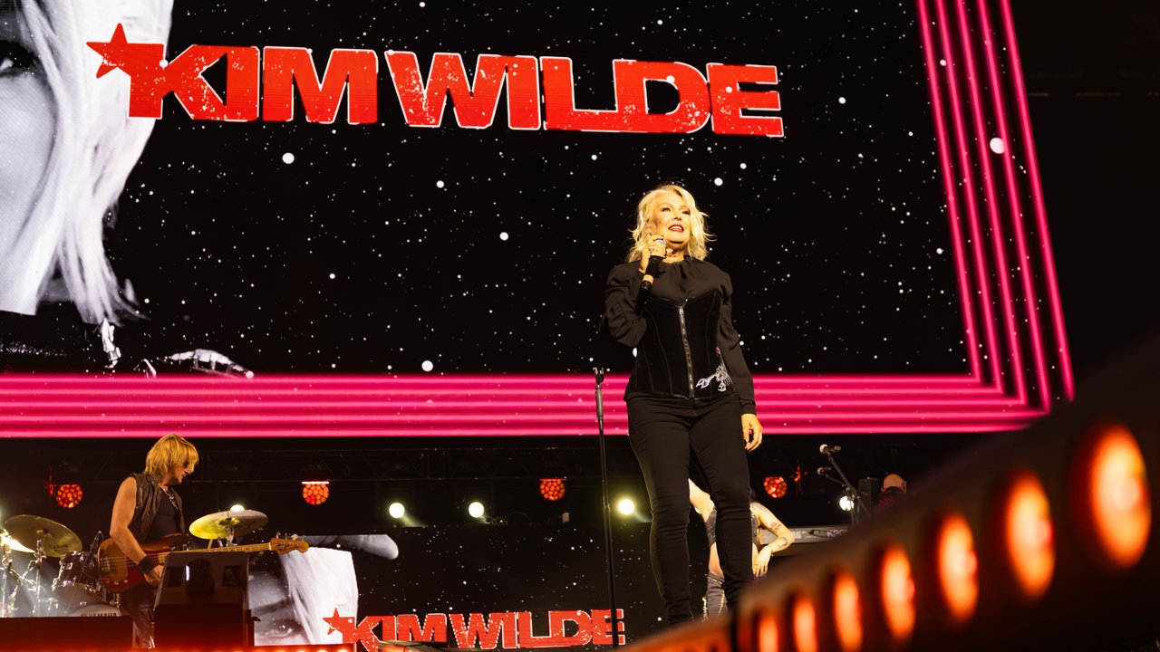 Kim Wilde singt auf der Bühne