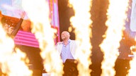 Die Band Heaven 17 steht vor Feuerwerk und singt 