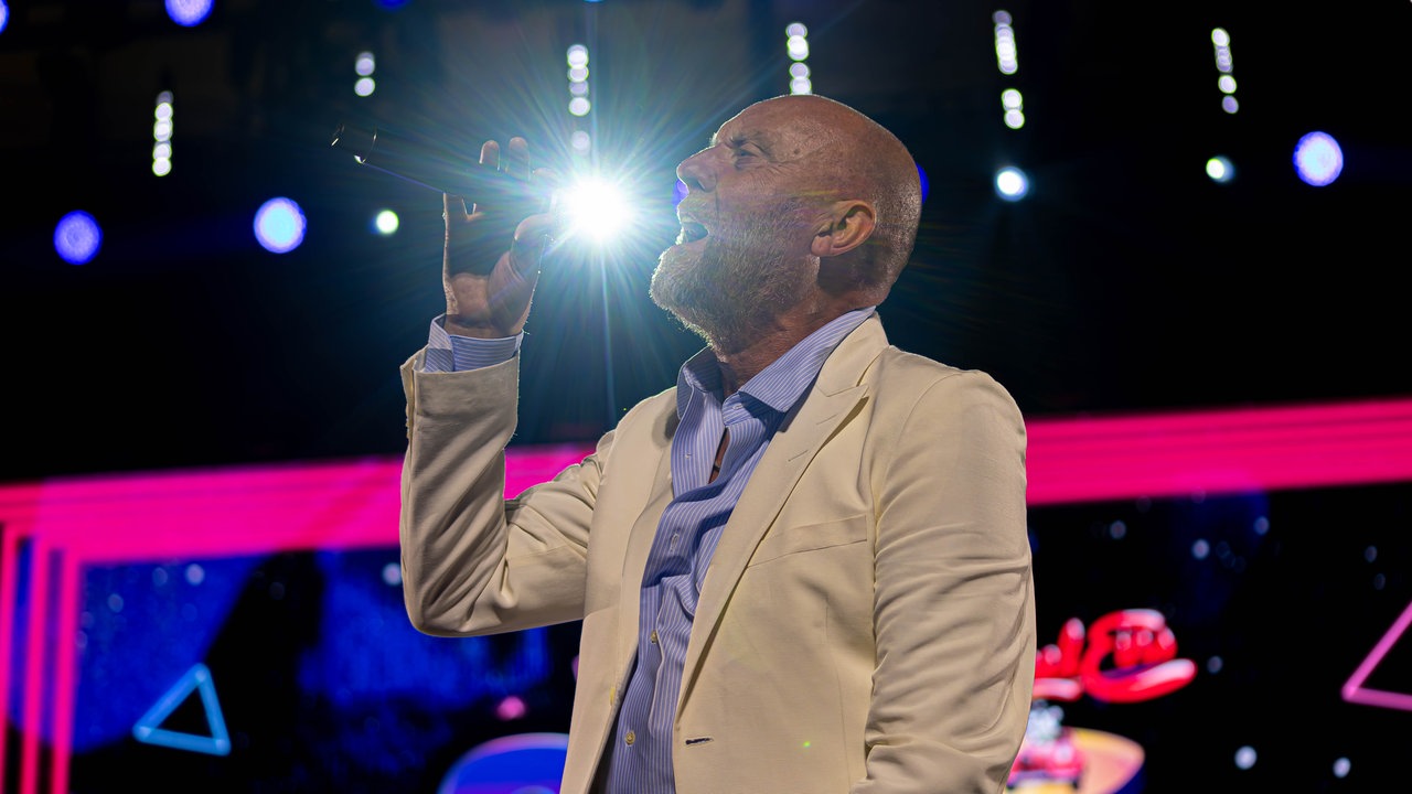 Heaven 17 singen auf der Bühne auf Schalke
