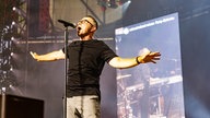Heiko Maile von der Band Camouflage singt und tanzt 