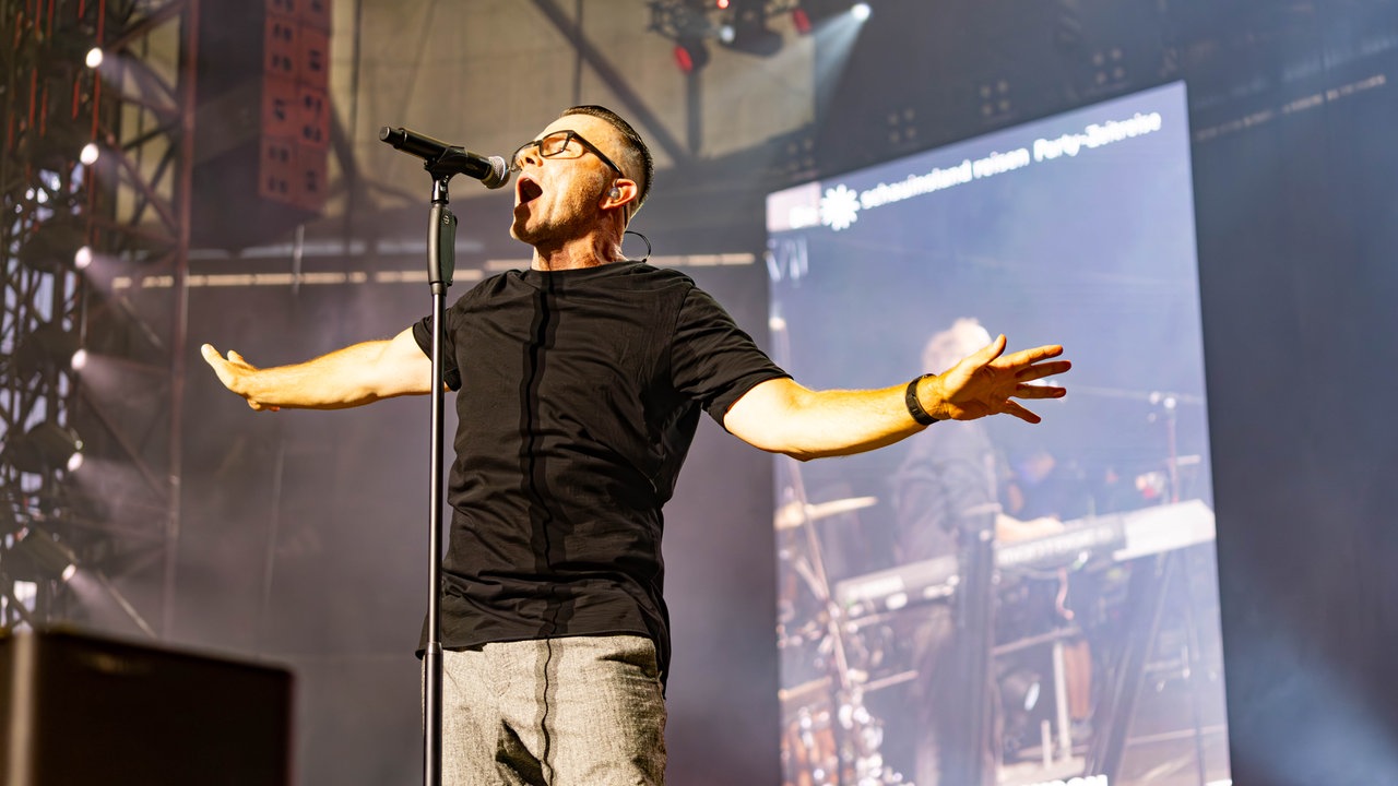 Heiko Maile von der Band Camouflage singt und tanzt 