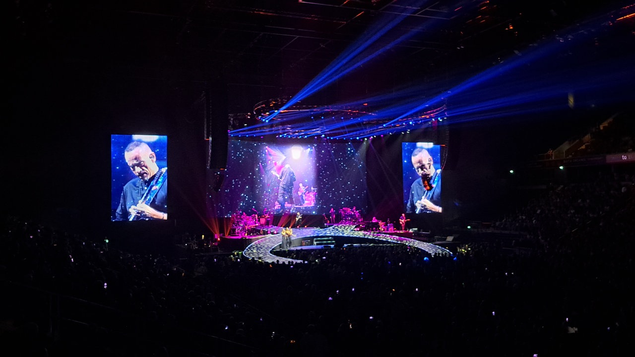 Eros Ramazzotti spielt Gitarre.