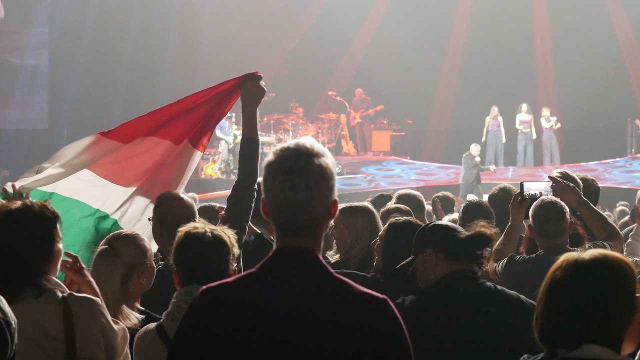 Publikum mit Italien-Flagge