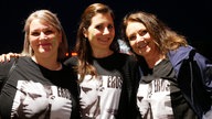 Drei weibliche Fans mit Ramazzotti-T-Shirts