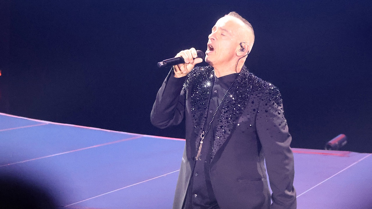 Eros Ramazzotti singt.