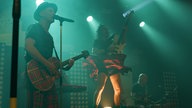 Zwei Musiker von Brings, einer davon mit hochgewehtem Schottenrock