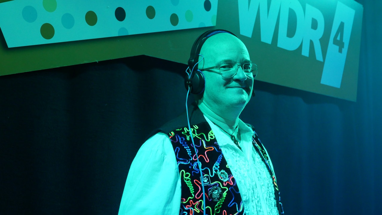 DJ Sascha Gansen mit Kopfhörern