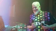 DJ Balou vor seinem Mischpult