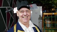 Mann mit Messermütze