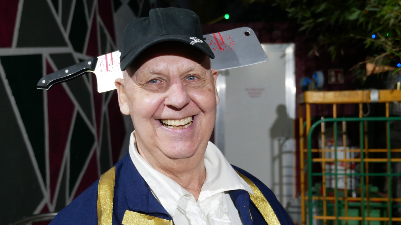 Mann mit Messermütze